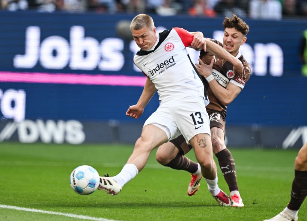 Frankfurts Rasmus Kristensen (l) erzielte nach nur 24 Sekunden die Führung gegen den FC St. Pauli.