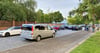 Viele Autos und noch mehr Verkehr morgens vor der Grundschule Karl Liebknecht. 