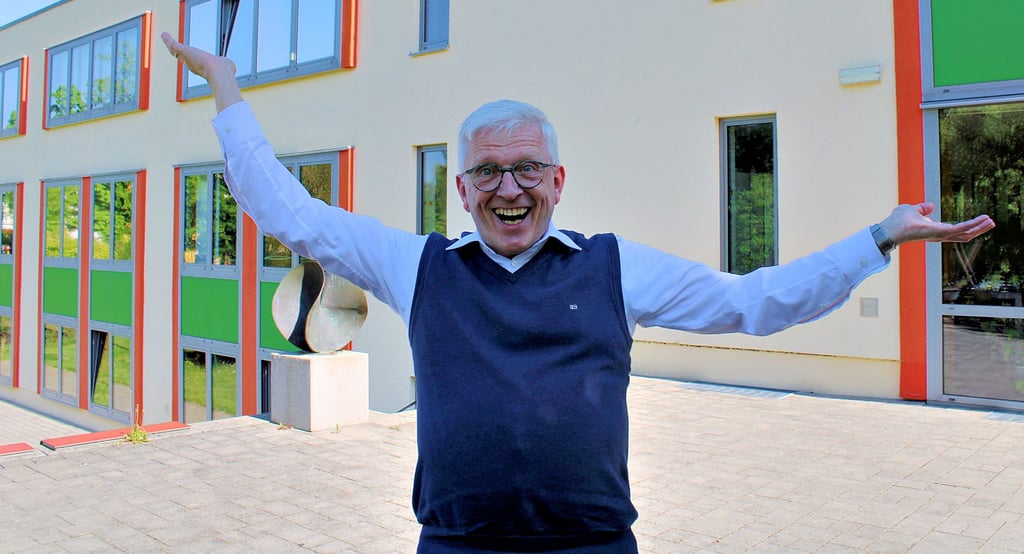Norbert Dege zeigt eine Pose aus dem Lachyoga.