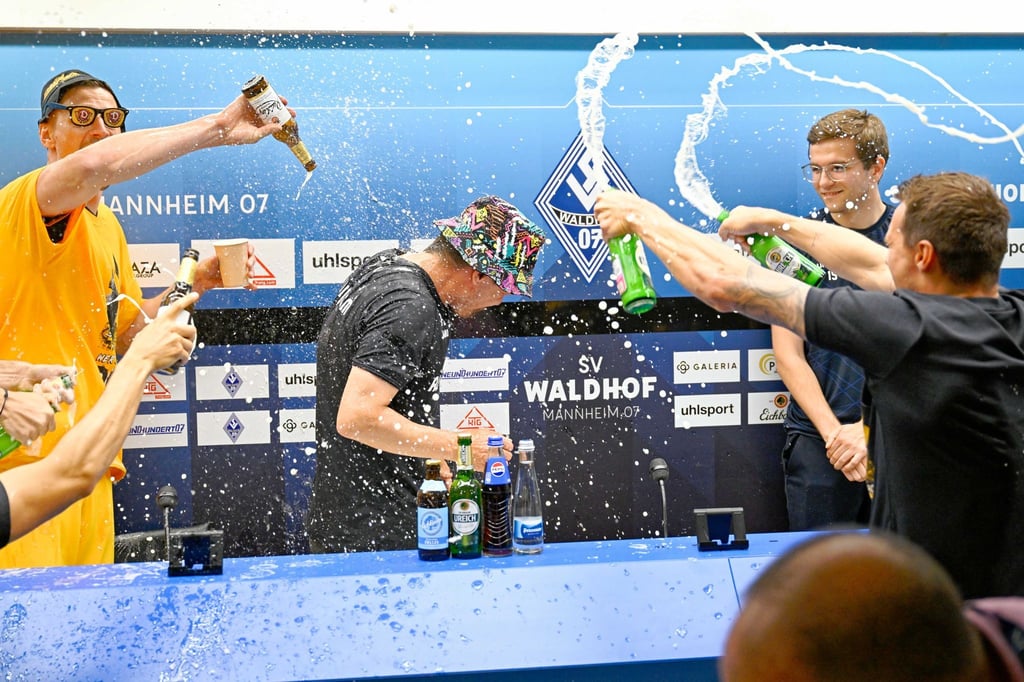 Dresdens Spielern feiern mit einer Bierdusche ihres Trainers Thomas Stamm (M) den Aufstieg in die 2. Fußball-Bundesliga.