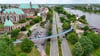 Während der Abrissarbeiten muss die darunterliegende Straße, das Schleinufer, gesperrt werden.