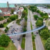 Während der Abrissarbeiten muss die darunterliegende Straße, das Schleinufer, gesperrt werden.