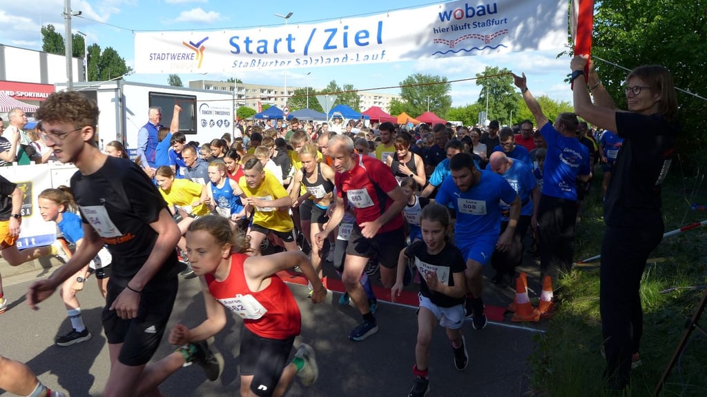 Das bunte Teilnehmerfeld machte sich - hier beim 1,5-Kilometer-Hobby-Lauf - in diesem Jahr erstmals vor der Salzland-Sporthalle auf den Weg.