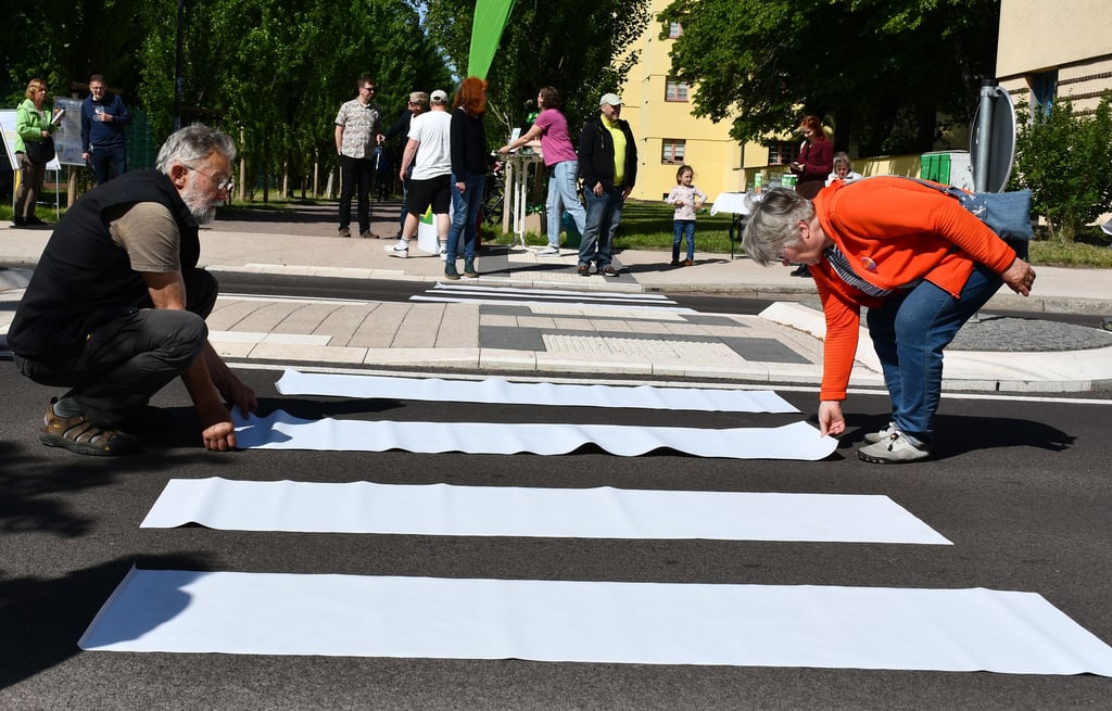 Ein symbolischer Zebrastreifen wurde bei einer Aktion der Grünen in Magdeburg auf eine Straße gelegt.