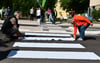 Ein symbolischer Zebrastreifen wurde bei einer Aktion der Grünen in Magdeburg auf eine Straße gelegt. 