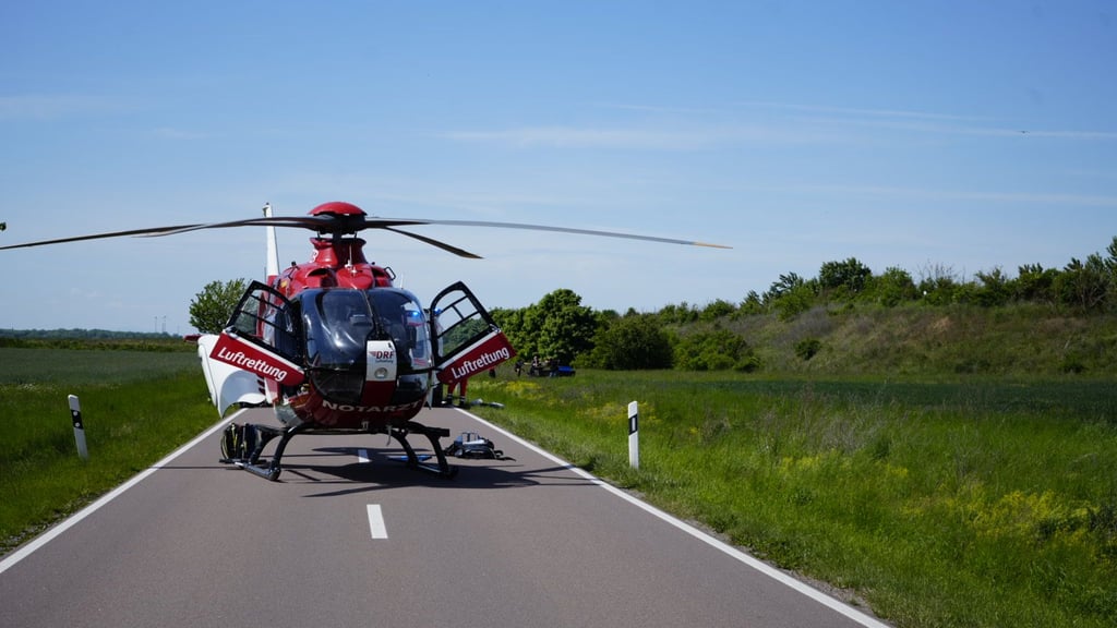 Der 72 Jahre alte Führer des Gespanns musste mit einem Rettungshubschrauber in eine Klinik geflogen werden.