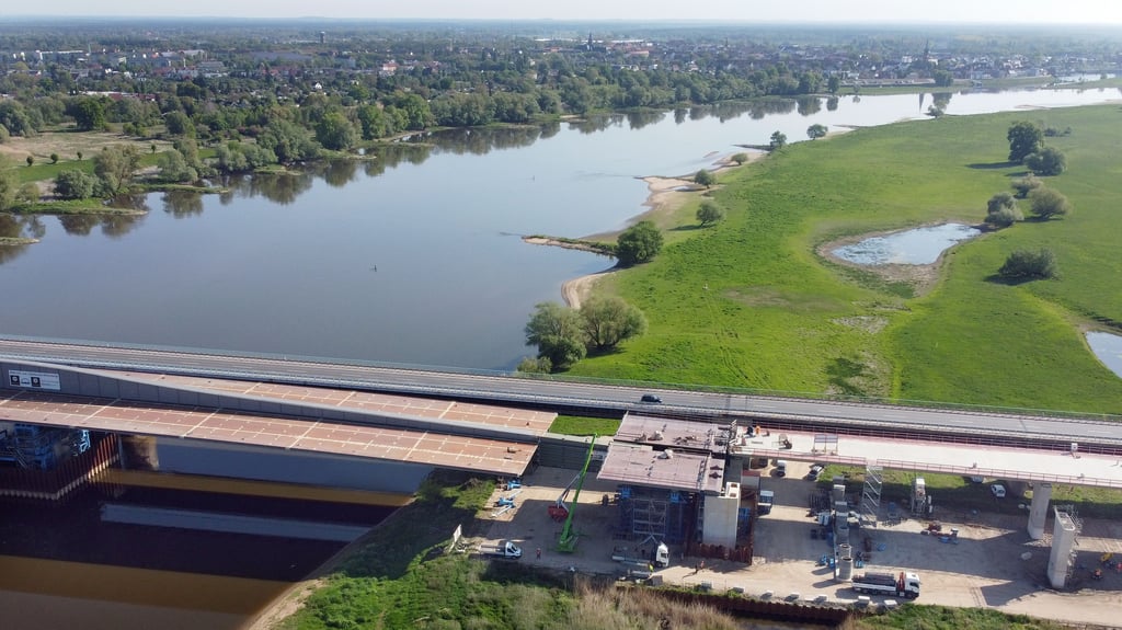 A14-Bau zwischen Brandenburg (links der Elbe) und Sachsen-Anhalt. Dort fand gerade der letzte Brückenverschub der neuen Strombrücke statt. Sie hat die Vorlandbrücke inzwischen erreicht. Die hier im Text angekündigte Vollsperrung der B189 befindet sich auf Sachsen-Anhalt-Seite.