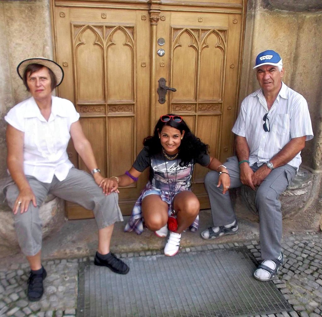 Die Slowakin Alenka mit den beiden Abtsdorfern Marion und Michael Jagdmann bei einem früherem Besuch in Wittenberg am Lutherhaus.