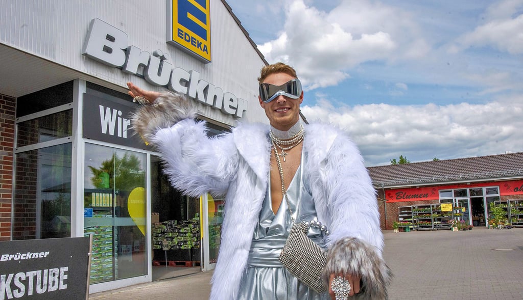 Unter anderem als „exzentrischer Modezar“ muss sich Florian Brückner eine Woche lang in seinem Supermarkt zeigen.