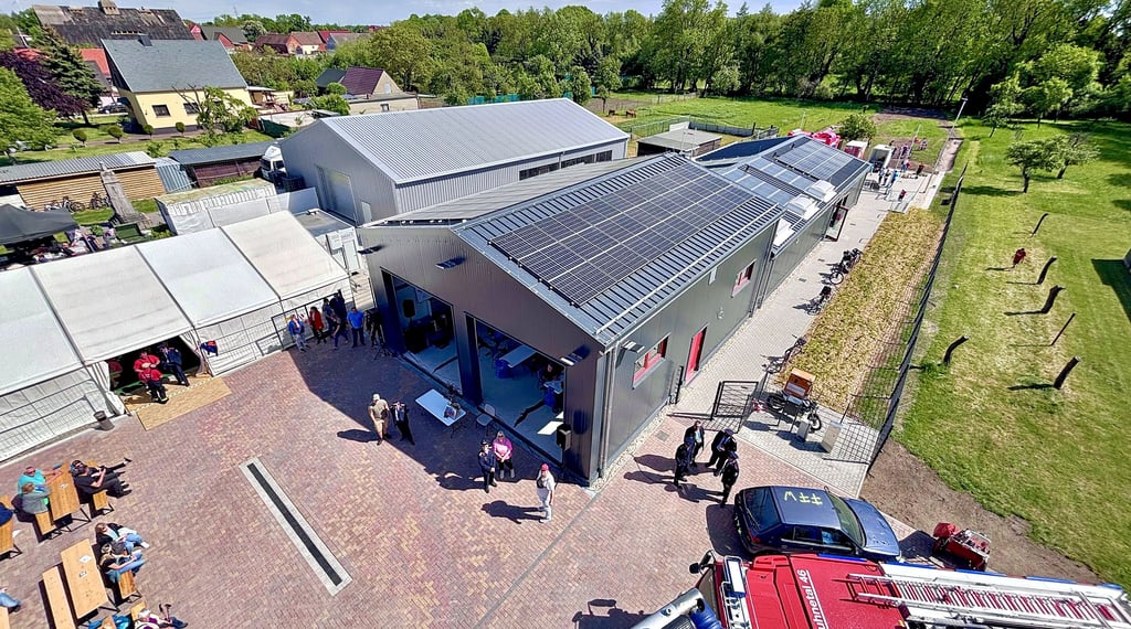 Aus zehn Metern Höhe sind die Dimensionen des neuen Gerätehauses der Ortsfeuerwehr "Fuhnetal" klar erkennbar.