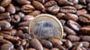 Besonders den Kaffeetrinkern dürfte die Preisentwicklung aufgestoßen sein.