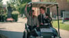 Ursula Fink (Julia Jentsch) und Heli Wondratschek (Nicholas Ofczarek) in einer Szene aus der ersten Staffel der Serie „Drunter und Drüber – Chaos auf dem Friedhof“ (Prime Video).