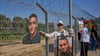 Angehörige zeigen an der Gaza-Grenze Bilder der US-israelischen Geisel Edan Alexander. (Archivbild)