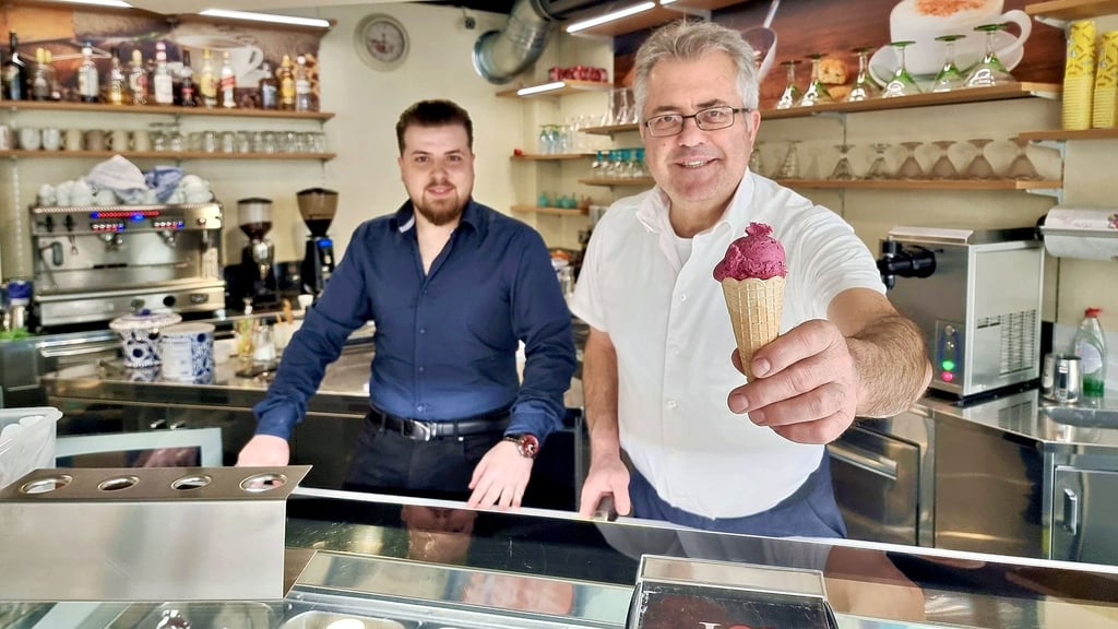 Inhaber Antonio Palermo in seinem Eiscafé Antonio in Dessau am Rathaus-Center.