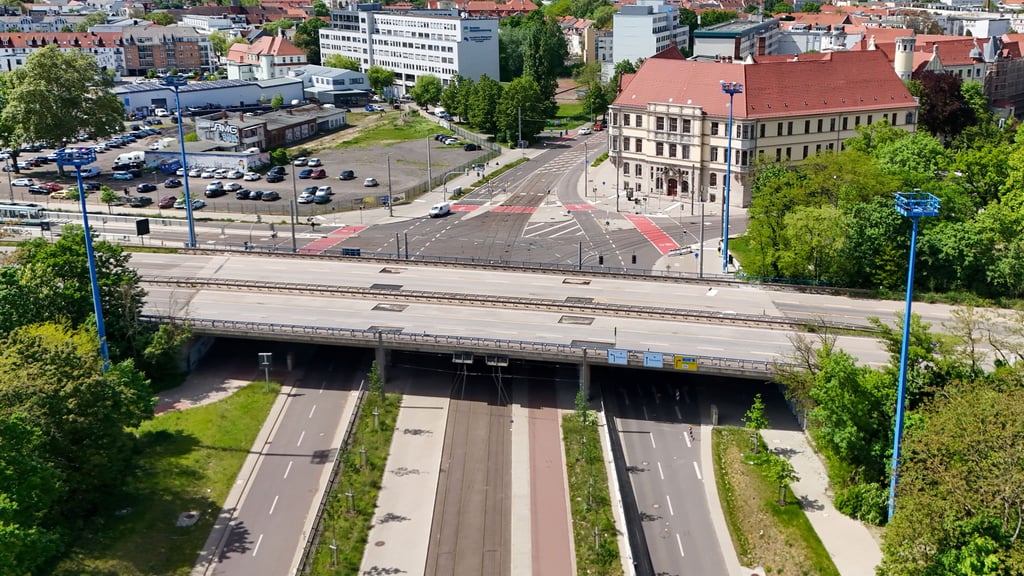 Blick auf die gesperrte und vom Einsturz bedrohte Ringbrücke am  Damaschkeplatz in Magdeburg. Wegen massiver Schäden ist die Brücke seit 15. April 2025 gesperrt.