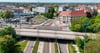 Blick auf die gesperrte und vom Einsturz bedrohte Ringbrücke am  Damaschkeplatz in Magdeburg. Wegen massiver Schäden ist die Brücke mitten in der Innenstadt seit 15. April 2025 gesperrt.