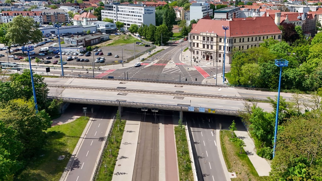 Blick auf die gesperrte und vom Einsturz bedrohte Ringbrücke am Damaschkeplatz in Magdeburg. Wegen massiver Schäden ist die Brücke seit 15. April 2025 gesperrt.