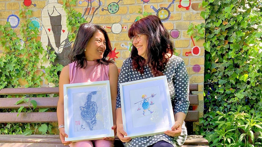 Xiao Chen (l.) und Rita Volkmann im Garten des Ateliers: Die Künstlerinnen freuen sich auf die gemeinsame Ausstellung.