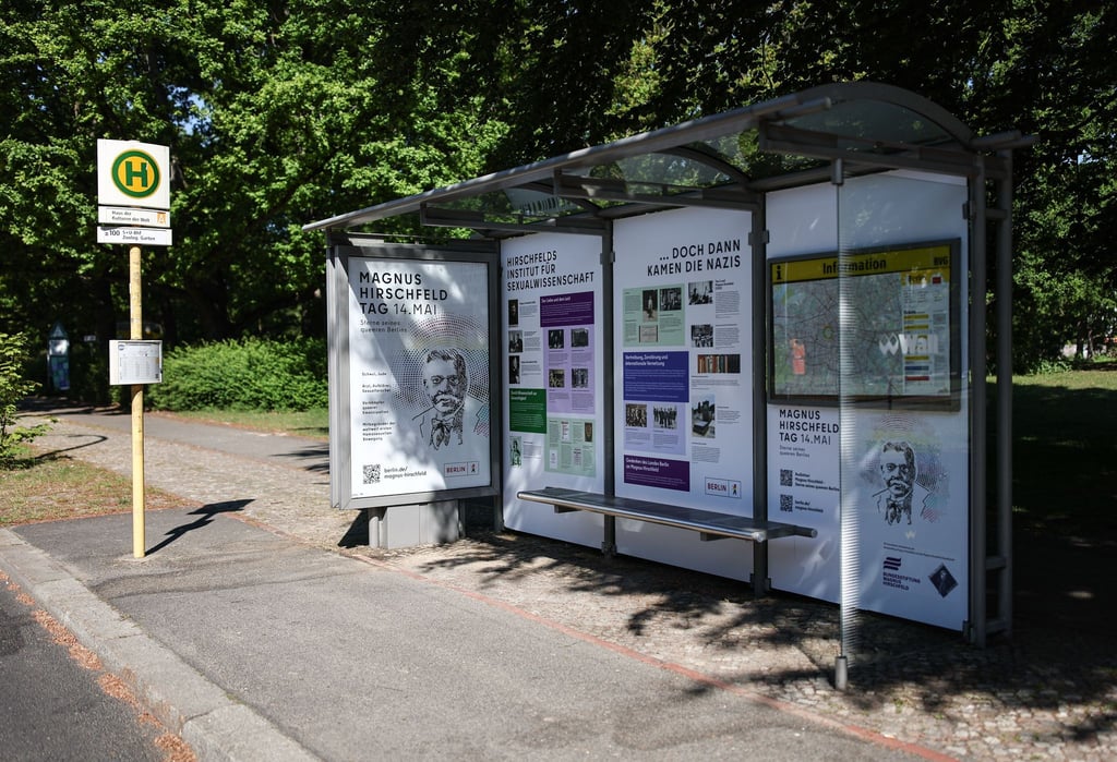 An der Bushaltestelle am Haus der Kulturen der Welt wird an den Berliner Sexualwissenschaftler Magnus Hirschfeld erinnert.