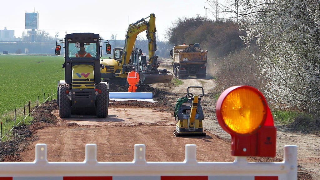 Aktuell lässt die Gemeinde Barleben einen Radweg entlang der Bahnstrecke zum Barleber See bauen. Dieser soll künftig mit dem Rundweg um den Adamsee verbunden werden.