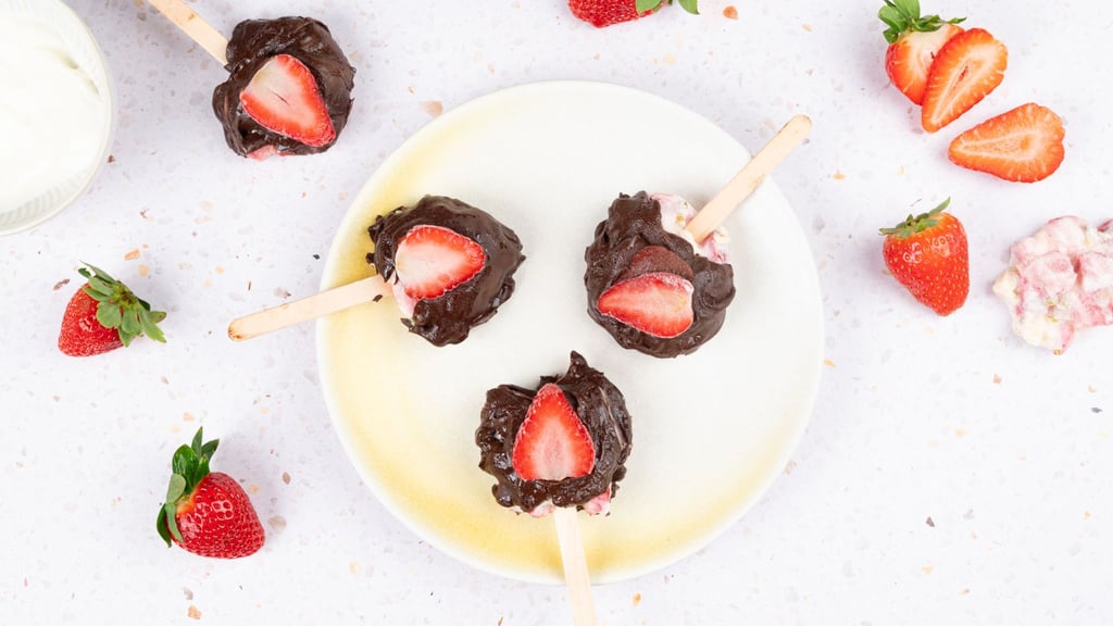 Fruchtige Erdbeeren kombiniert mit Joghurt, Pistazien und Schokolade sind an warmen Frühlingstagen ein saftig-knackiger Genuss.