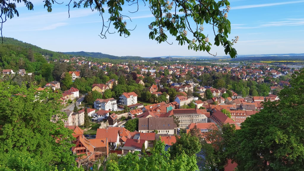 Dieser Ausblick auf Blankenburg begeisterte den Dichter Hans-Christian Andersen bereits bei seinem kurzen Aufenthalt im Mai 1831. Noch heute ist dieser Aussichtspunkt am Fuße des Großen Schlosses bei Wanderern sehr beliebt. Eine Gedenktafel erinnert dort sogar an den berühmten Blankenburg-Besucher.