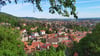 Dieser Ausblick auf Blankenburg begeisterte den Dichter Hans-Christian Andersen bereits bei seinem kurzen Aufenthalt im Mai 1831. Noch heute ist dieser Aussichtspunkt am Fuße des Großen Schlosses bei Wanderern sehr beliebt. Eine Gedenktafel erinnert dort sogar an den berühmten Blankenburg-Besucher.