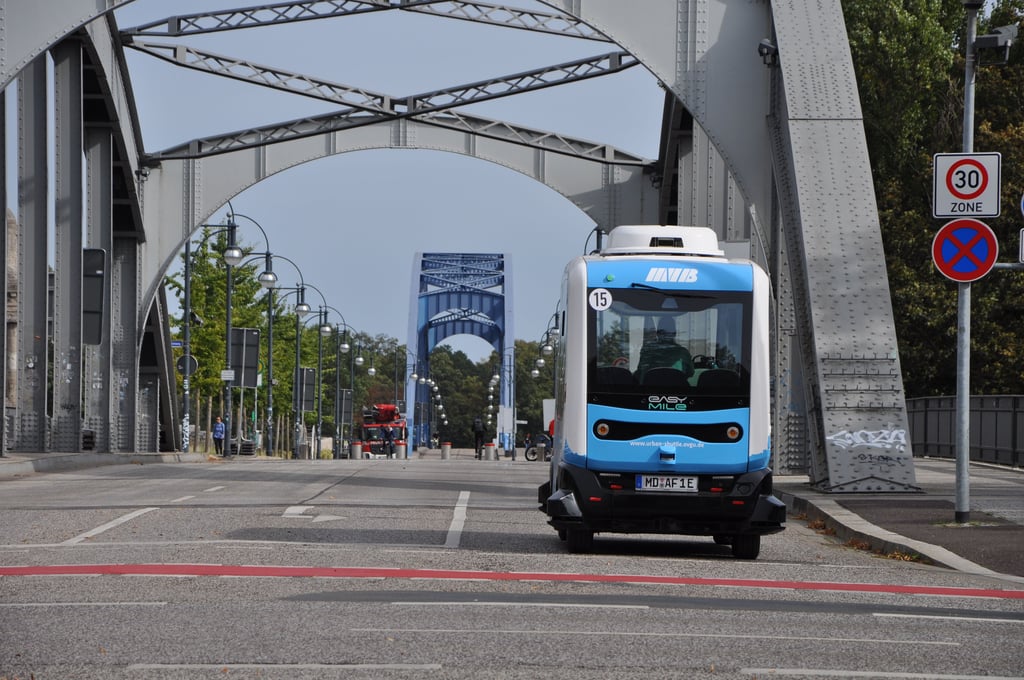 Mit dem knuddeligen "Elbi" fingen die Tests zum autonomen Fahren in Magdeburg an. Jetzt wird im Wissenschaftshafen ein noch größeres Forschungsprojekt umgesetzt.