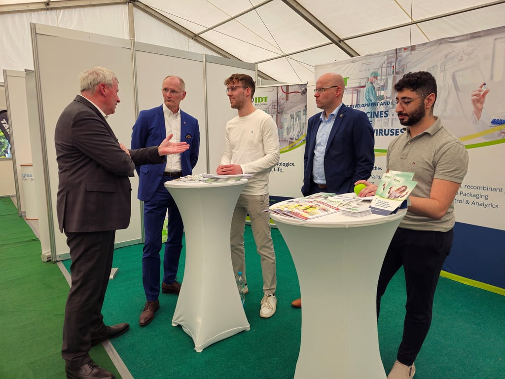 Holger Hövelmann (v.l.), Andreas Dittmann, Felix Töpfer, Volker Krüger und Toprak Günes (IDT) im Gespräch über die Arbeitskräftesituation.