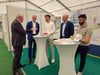 Holger Hövelmann (v.l.), Andreas Dittmann, Felix Töpfer, Volker Krüger und Toprak Günes (IDT) im Gespräch über die Arbeitskräftesituation. 