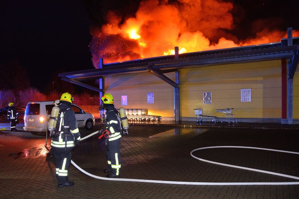 Einer der Einsätze im vergangenen Jahr: der Großbrand im Dezmeber im Gewerbegebiet Magdeburger Straße in Quedlinburg.
