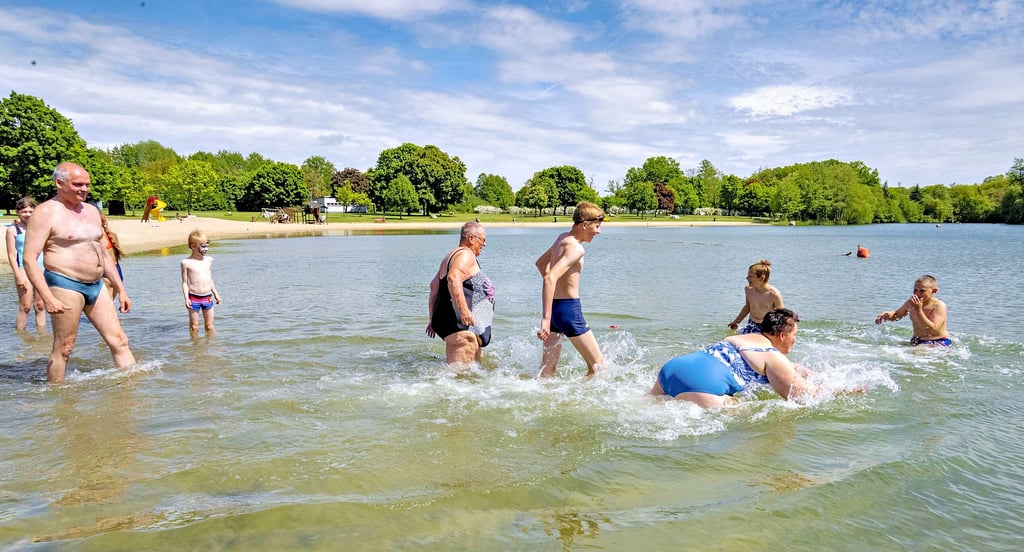 Zum großen Anbaden ins Waldbad kamen trotz noch niedriger Wassertemperaturen einige Gäste.