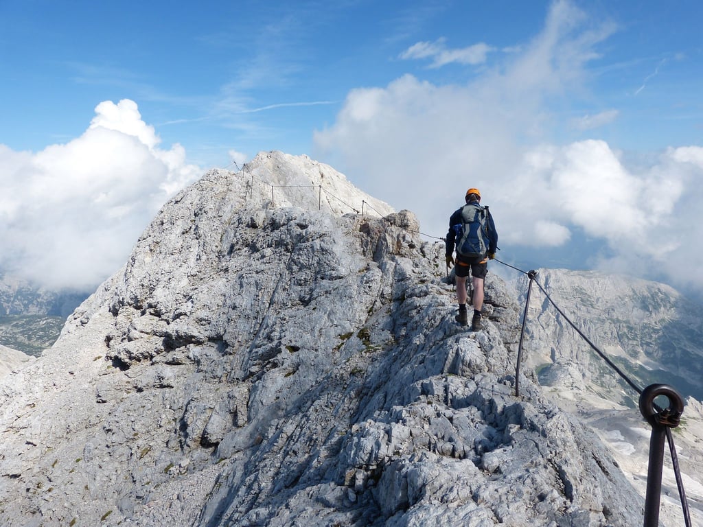 Auf dem Klettersteig wirkt alles ruhig: Doch in den Bergen kann das Wetter schnell umschlagen.
