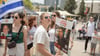 Angehörige und Unterstützer der Geiseln versammelten sich in Israel vor der Freilassung einer Geisel.