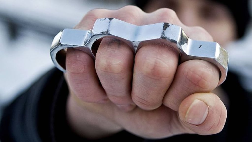 Mit einem Schlagring hat ein Mann in der Einsteinstraße in Magdeburg drei Männer verletzt.