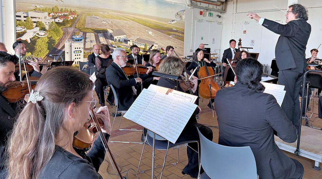 Die Mitteldeutsche Kammerphilharmonie mit ihrem Dirigenten Jan Michael Horstmann gab ein Konzert im Feuerwehrgerätehaus des Drohnentestzentrums auf dem Verkehrsflughafen in Cochstedt.
