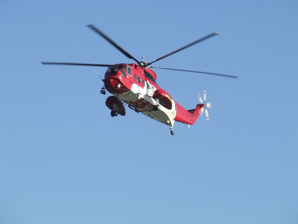 Der 72 Jahre alte Führer des Gespanns musste mit einem Rettungshubschrauber in eine Klinik geflogen werden.