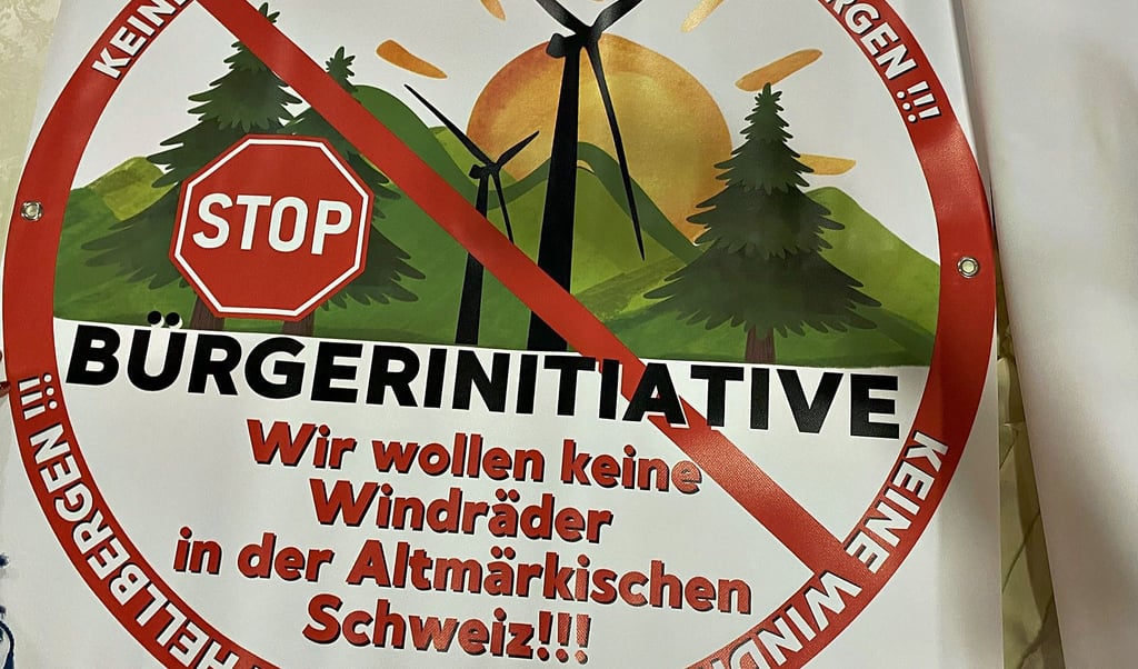 Die Plakate der Bürgerinitiative sind inzwischen in fast allen Dörfern der Region zu finden.