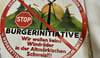 Die Plakate der Bürgerinitiative sind inzwischen in fast allen Dörfern der Region zu finden. 