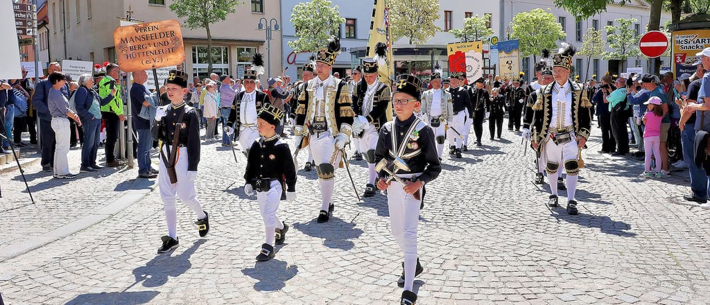 1.400 Teilnehmer nahmen an der Bergparade teil. Der Zug war mehr als 500 Meter lang. Viele Schaulustige säumten den Weg vom Markt zum Friesenstadion.