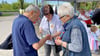 Wir-Vereinschefin Margit Mehr bietet einem Besucherpaar am Tag der offenen Tür im sozialen Zentrum des Vereins  in Annaburg, Am Gaswerk,  Tombolalose an.