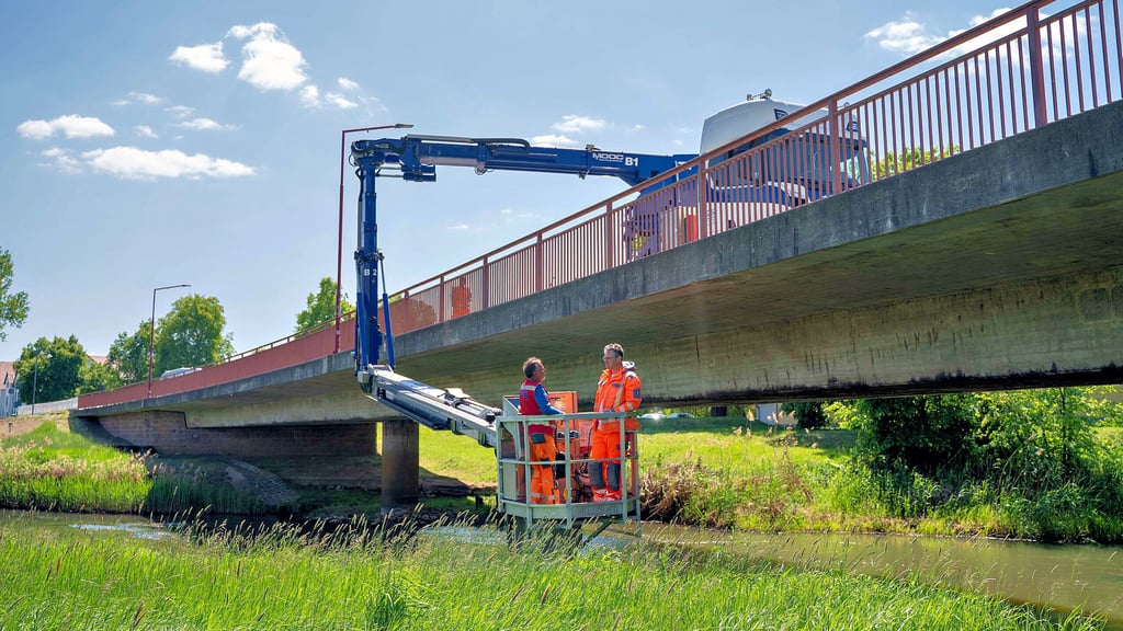 Teures Spezialgerät im Einsatz: Mit einem Brückenuntersichtgerät wie diesem wird der Zustand der Elsterbrücke in Jessen geprüft.