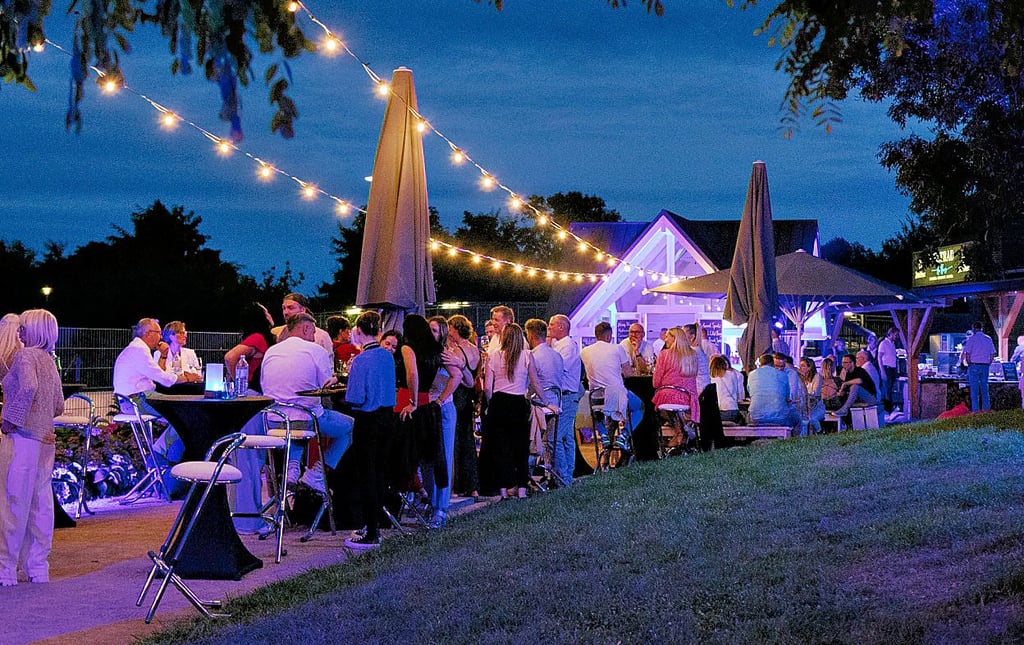Der Außenbereich beim Restaurant Weltrad in Schönebeck. Im Sommer können die Gäste Speis und Trank unter freiem Himmel genießen.
