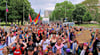 Beim CSD in  Dessau 2024 waren bereits viele Menschen auf den Straßen. Dieses Jahr wird mit noch mehr Besuchern gerechnet.
