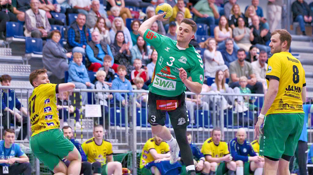 Der HC Aschersleben, hier mir Leon Klug beim Wurf, verlor das Derby in der Köthener Fricke-Sporthalle knapp.