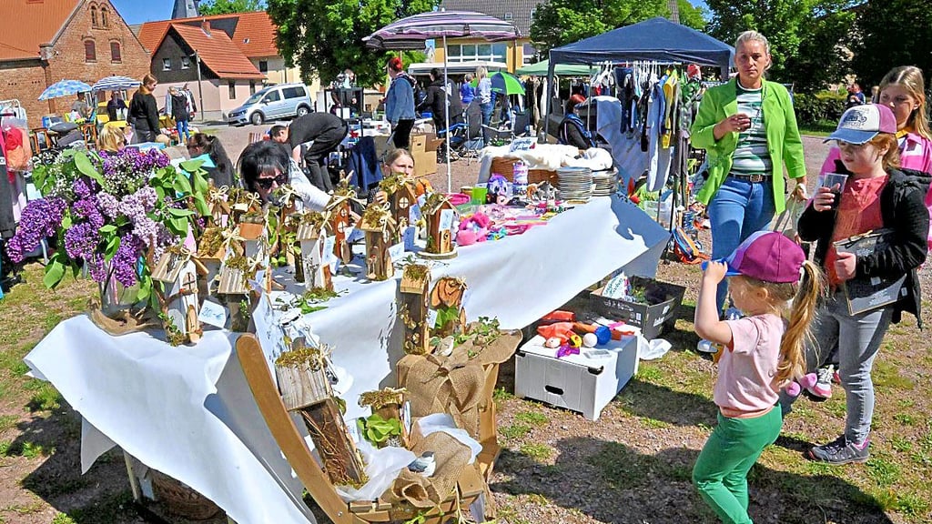 Aussortiere Kleidung und Spielsachen gab es beim Flohmarkt in Drohndorf ebenso wie Selbstgebasteltes oder Kellerfunde.
