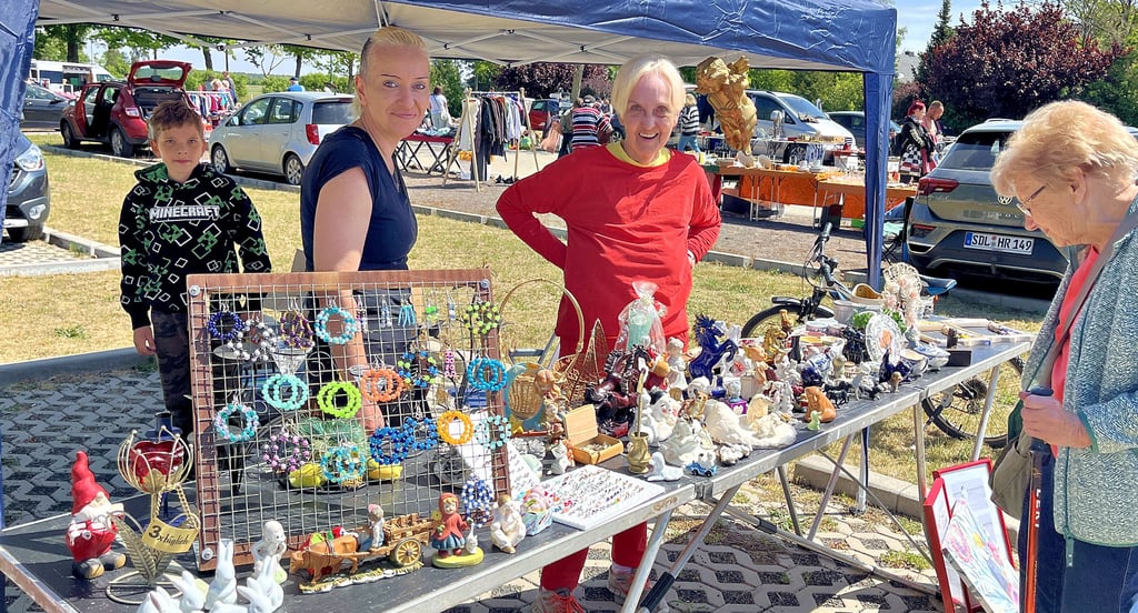 Beatrix Schäfer und Elvira Erhardt an ihrem Stand in Weißewarte. Die beiden Frauen vermissen die Flohmärkte im Wildpark, die es bis 2022 gab.