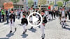 1.400 Teilnehmer nahmen an der Bergparade teil. Der Zug war mehr als 500 Meter lang. Viele Schaulustige säumten den Weg vom Markt zum Friesenstadion.