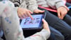 Medienscouts sollen ihre Mitschülerinnen und Mitschüler auf Augenhöhe für den Umgang mit moderner Technik und Informationen im Internet sensibilisieren. (Symbolbild)
