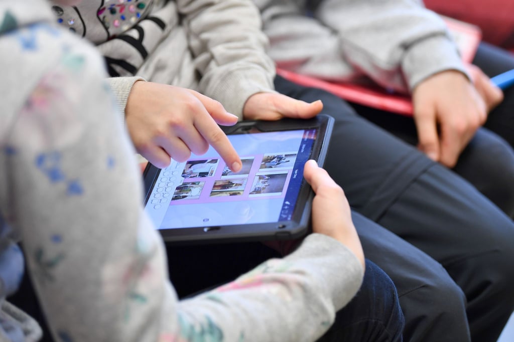 Medienscouts sollen ihre Mitschülerinnen und Mitschüler auf Augenhöhe für den Umgang mit moderner Technik und Informationen im Internet sensibilisieren. (Symbolbild)